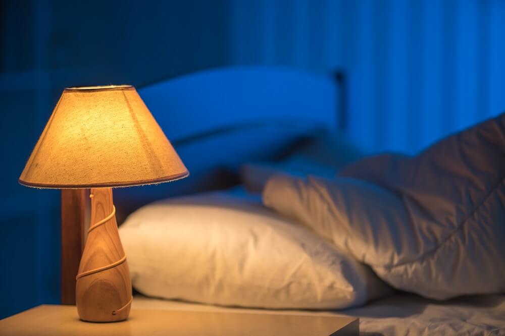 Lampka nocna do sypialni – jak wybrać?